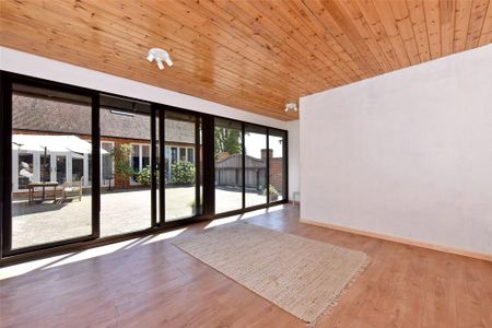 5 bedroom detached house to rent - Photo 2