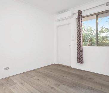 Conveniently Located & Refurbished Two Bedroom Apartment - Photo 2