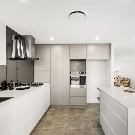 Luxurious Family Home with Designer Finishes & Spacious Living! - Photo 4