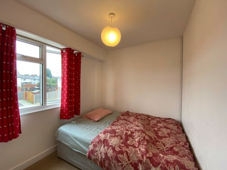 Lyndhurst Avenue, Aldershot, Hampshire, GU11 - Photo 2