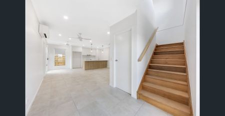 Walk into this Semi/Detached family home! - Photo 3