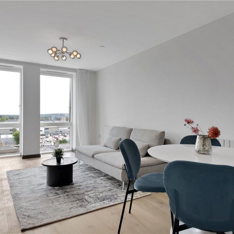 Well presented 1 bedroom 5th floor apartment situated within this prestigious development offering immediate access to the railway station and close proximity to the City centre. Video phone entry system. Furnished. - Photo 1