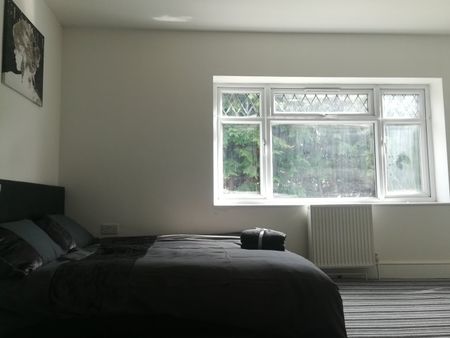 Studio Flat, Broad Walk Hounslow West, TW5 - Photo 2