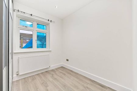 4 bedroom semi-detached house to rent - Photo 3
