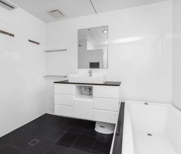 Bright & Airy 3-Bedroom Home – Walk to the Broadwater and Local Ame... - Photo 6