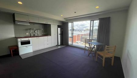 Tidy, conveniently located studio apartment in... - Photo 3