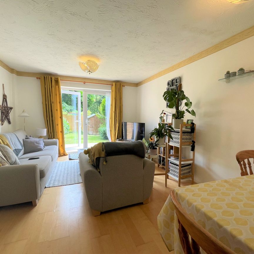 2 bedroom house to rent Wordsworth Mead, RH1 - Photo 1