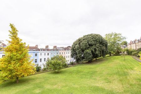 3 Bed Flat - Photo 2