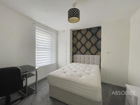 3 bedroom flat to rent - Photo 4