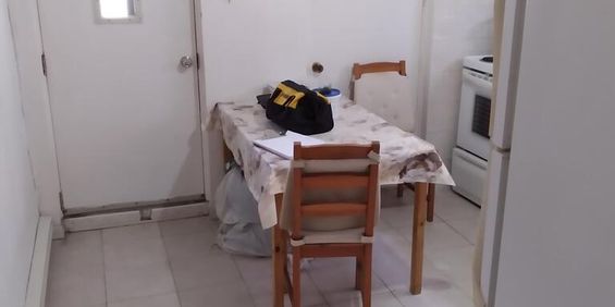 ST LEONARD 2 ½ POELE, FRIGO, TABLE, LIT - Photo 3