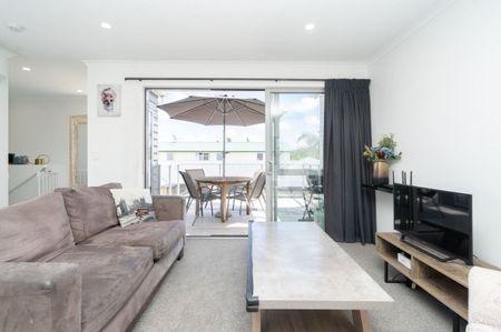 Located just minutes from Hamilton CBD, Hamilton Lake, and Waikato/Braemar Hospitals, this modern townhouse offers low-maintenance living in a highly convenient location. - Photo 4