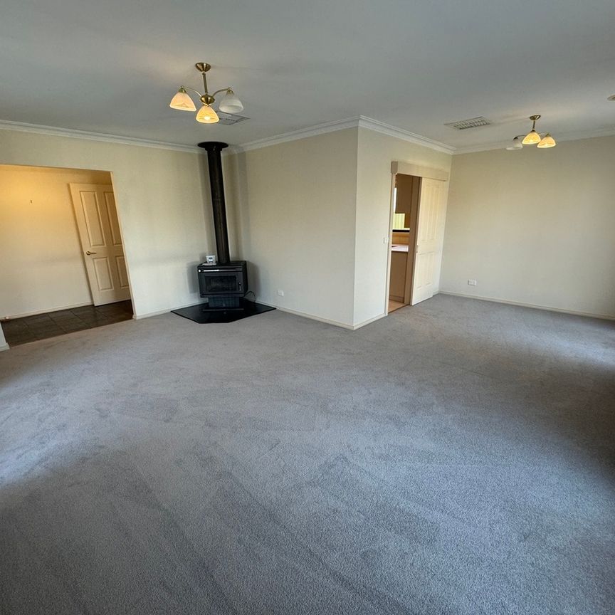 3 BEDROOM HOUSE IN SOUTH SHEPPARTON - Photo 1