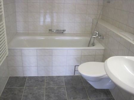 Central location with lake view - Photo 4