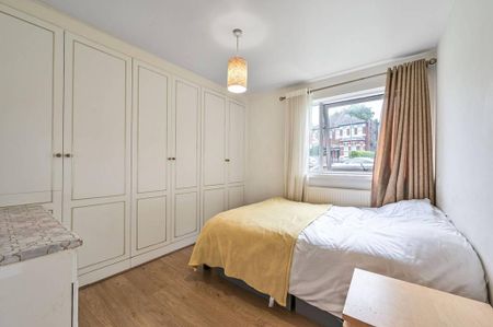 3 bedroom flat to rent - Photo 4