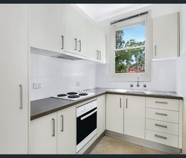 2-Bedroom Home with Spacious Backyard - Photo 2