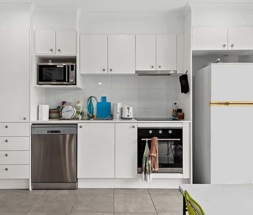 Modern Home with Air Conditioning! - Photo 5