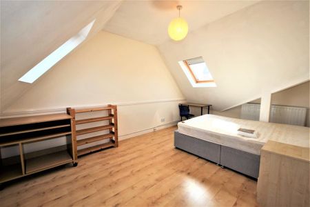 3 bedroom flat to rent - Photo 4