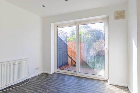 3 bed Terraced for rent - Photo 2