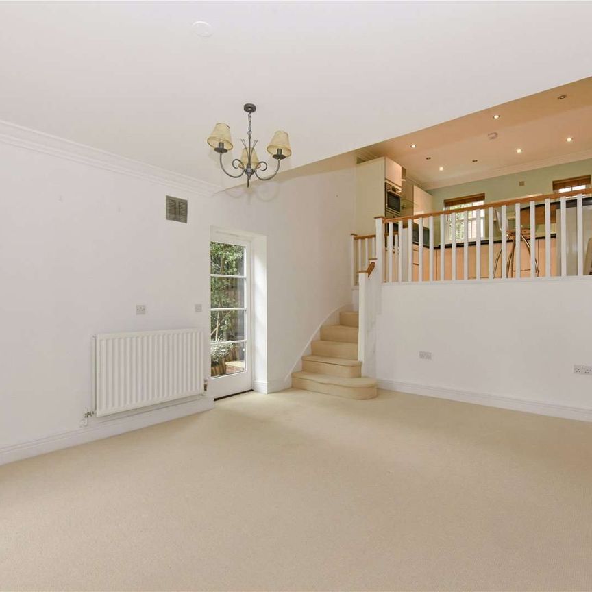 Well presented, four bedroom / three bathroom town house in a desirable location to the West of Marlow High Street. - Photo 1