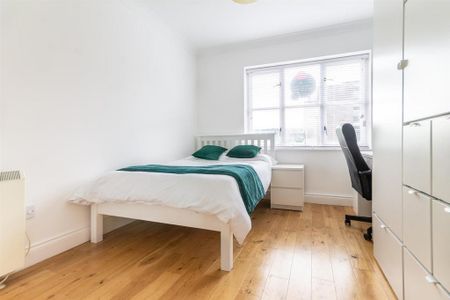 4 bedroom flat to rent - Photo 4