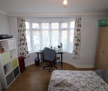 5 Bed Semi-Detached House, Sirdar Road, SO17 - Photo 2