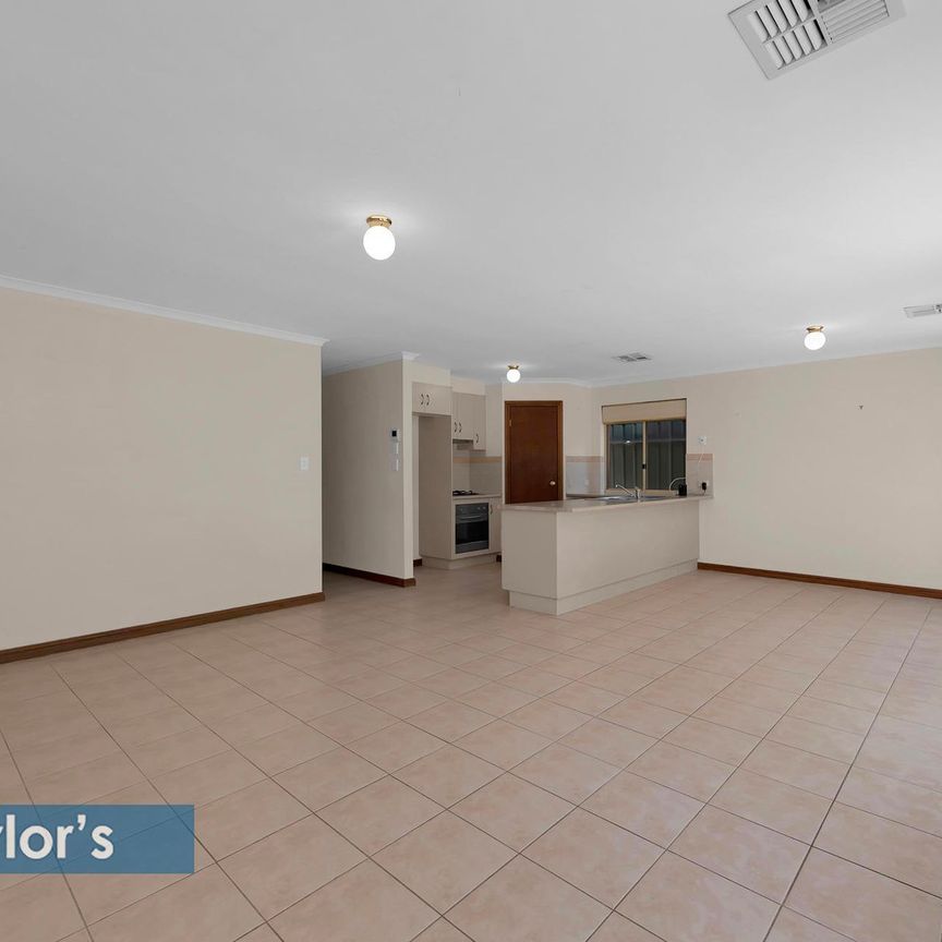 CHARMING BLUESTONE VILLA IN A PRIME NEAR-CITY LOCATION - Photo 1