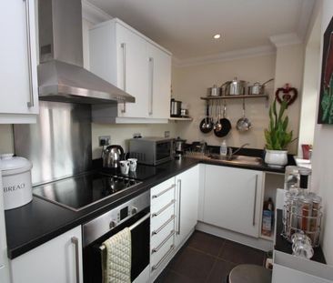 Tudor Court, Woking - 2 bedrooms Property for lettings - Seymours - Photo 1