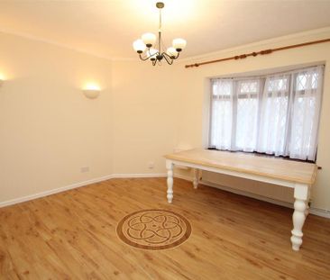 4 bedroom end of terrace house to rent - Photo 2