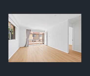 Renovated Two-Bedroom Apartment in a Prime Coastal Location - Photo 2