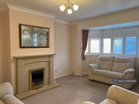 2 bedroom flat to rent - Photo 2