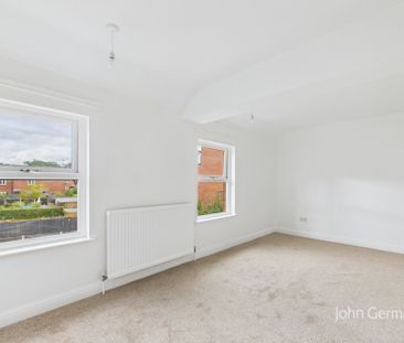 3 bedroom end of terrace to let - Photo 6