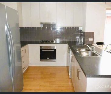 STYLISH & SPACIOUS FAMILY LIVING WITH ENTERTAINING APPEAL! - Photo 4