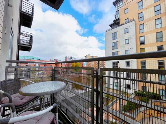 2 bedroom Flat To Let - Photo 1