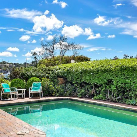 Fabulously located 2 bedroom apartment! - Photo 3