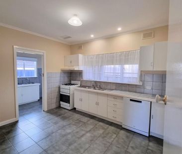 8 Hart Street, Airport West VIC 3042 - Photo 6