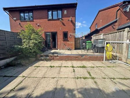 Kingston Close, Shaw, OL2 - Photo 2