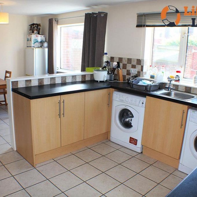 1 bedroom in a house share to rent - Photo 1