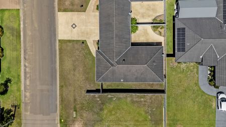 Modern 3-Bedroom Duplex – Stylish, Low-Maintenance Living - Photo 5