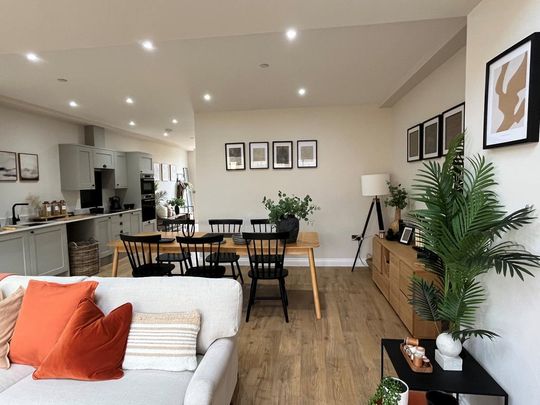 3 bedroom mews to rent - Photo 1