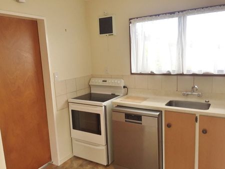 Charming Sunny 2BR Townhouse in Springvale - Photo 5