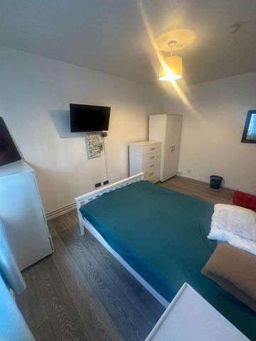 1 bedroom in a house share to rent - Photo 3