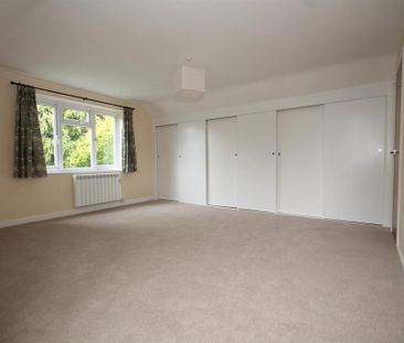 4 bedroom detached bungalow to rent - Photo 3