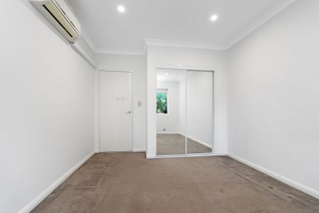 Quiet Top Floor Back, Two-Bedroom Apartment with North-East Aspect - Photo 3