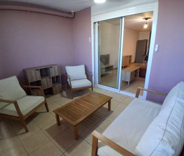 Location Appartement 2 pièces Meublé 45m² ST PIERRE 97410 - Photo 2