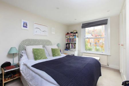 3 bedroom flat in Clapham South - Photo 5