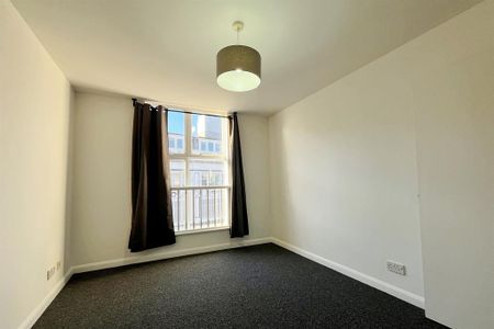 3 bedroom flat to rent - Photo 3