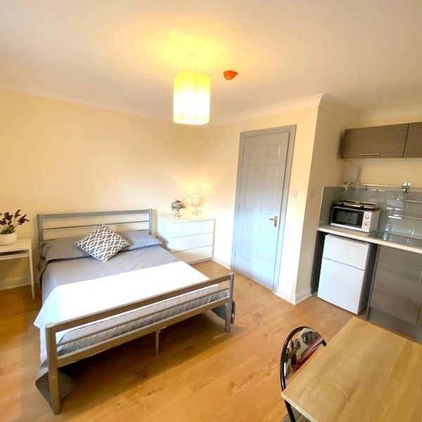 Studio Flat, Wolfe Crescent, SE16 - Photo 1