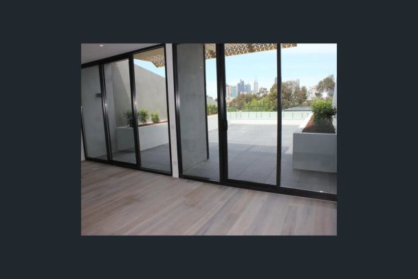 Modern 3-Bedroom Apartment - Photo 1