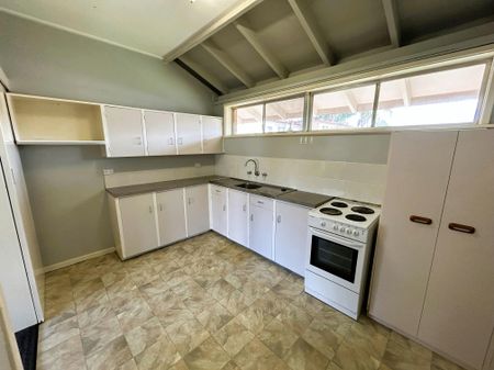 CHARMING TWO BEDROOM UNIT - PRIME LOCATION, COMFORTABLE LIVING! - Photo 4