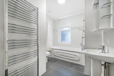 4 bedroom flat to rent - Photo 3